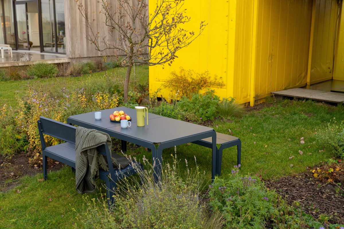 Bended Table 180 including benches